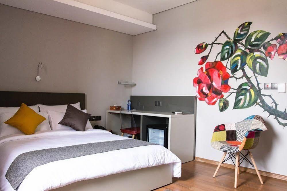 Urbano Hotel By Roots Wiaboman Екстер'єр фото